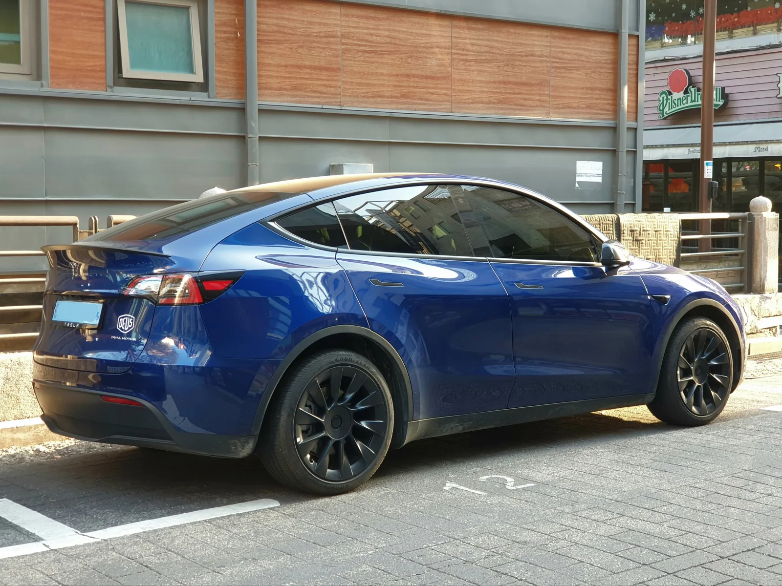 Tesla Model Y bleue, vue de trois quarts arrière, le véhicule de LCB - TAXI/VTC